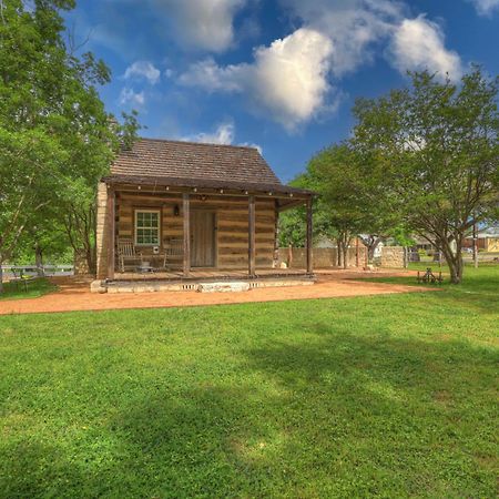 Villa Town Creek Cabin Walk To Main St à Fredericksburg Extérieur photo