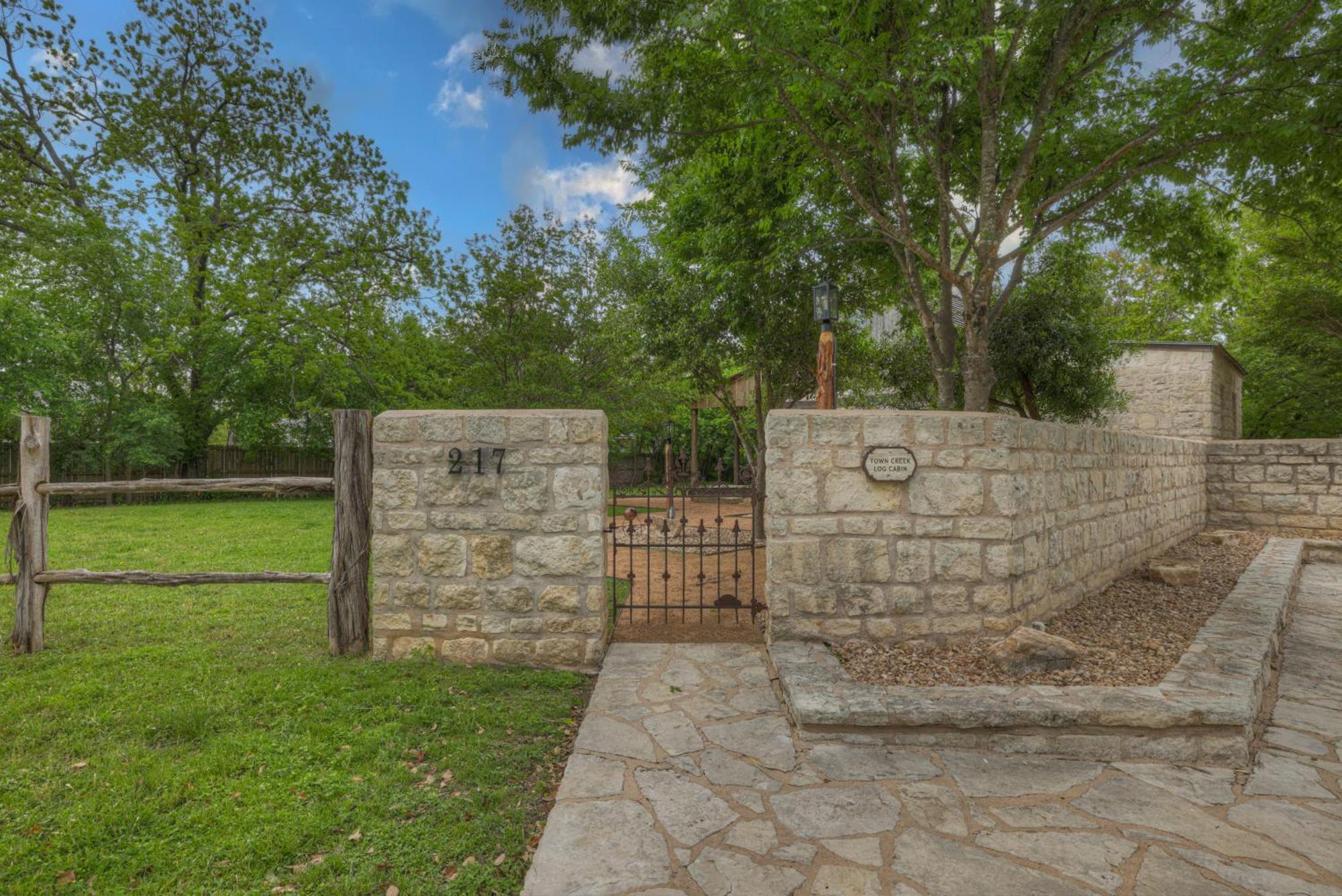 Villa Town Creek Cabin Walk To Main St à Fredericksburg Extérieur photo