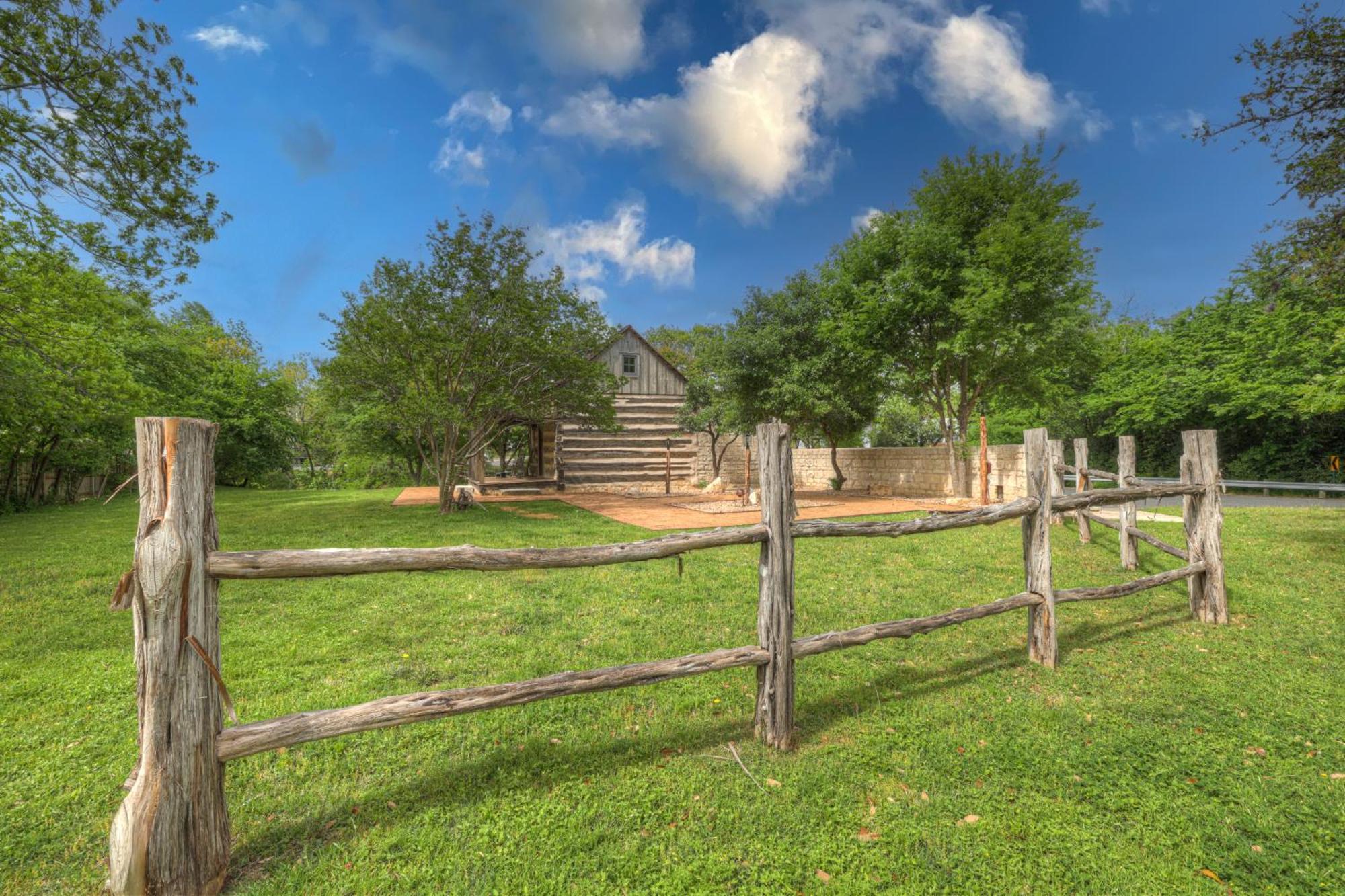 Villa Town Creek Cabin Walk To Main St à Fredericksburg Extérieur photo