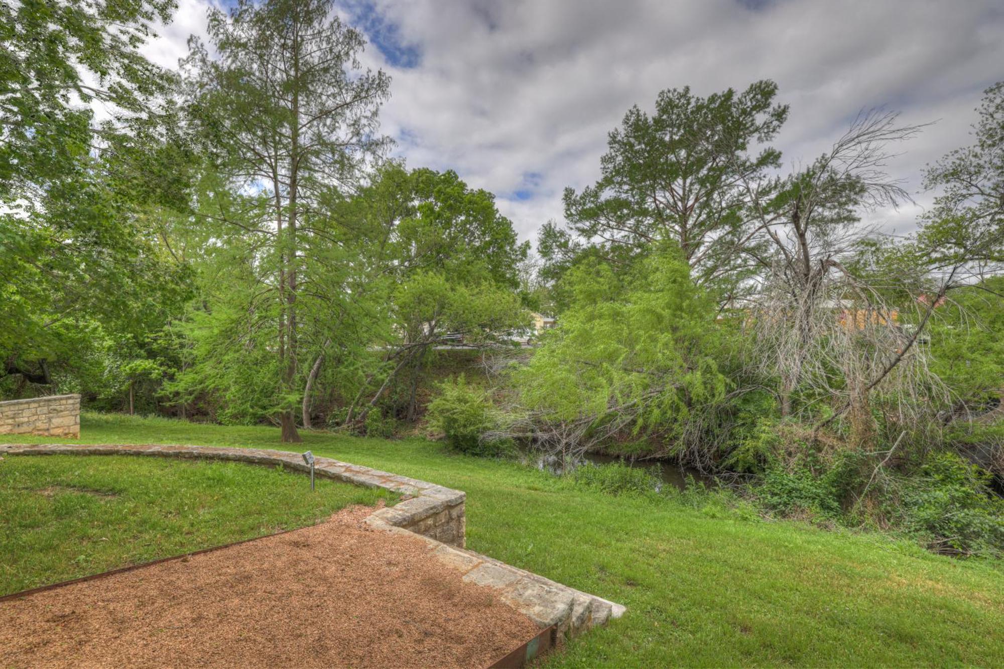 Villa Town Creek Cabin Walk To Main St à Fredericksburg Extérieur photo