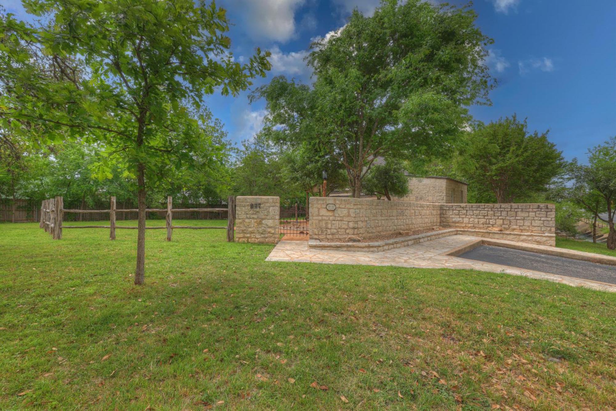 Villa Town Creek Cabin Walk To Main St à Fredericksburg Extérieur photo