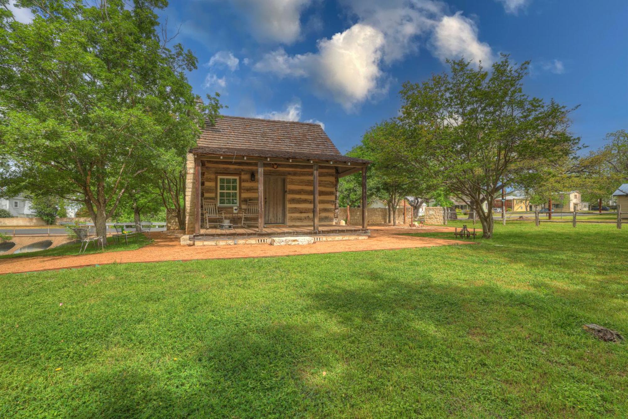 Villa Town Creek Cabin Walk To Main St à Fredericksburg Extérieur photo